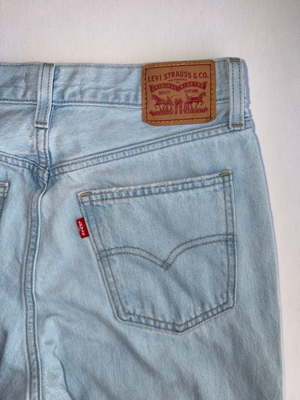 Levi’s Women's Light Blue Straight Leg Jeans with Knee Rips - Picture 4 of 7
